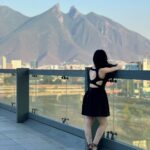 Violeta Isfel Instagram - Que orgullosa me siento de ser mexicana 🇲🇽 Gracias por tanto cariño #monterrey Disfrute cada momento y esta hermosa vista de su emblemático #cerrodelasilla ¿Qué foto te gusto más? ¿Ya conoces Monterrey? #violetaisfel #vestido #negro #tacones #lentes Escenario GNP Seguros