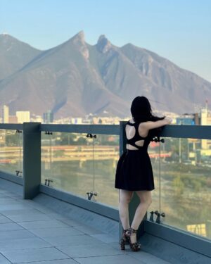 Violeta Isfel Instagram - Que orgullosa me siento de ser mexicana 🇲🇽 
Gracias por tanto cariño #monterrey 
Disfrute cada momento y esta hermosa vista de su emblemático #cerrodelasilla 

¿Qué foto te gusto más? 
¿Ya conoces Monterrey? 

#violetaisfel #vestido #negro #tacones #lentes