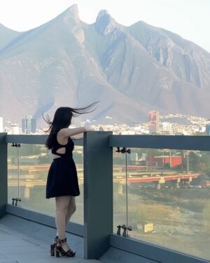 Violeta Isfel Instagram - Que orgullosa me siento de ser mexicana 🇲🇽 
Gracias por tanto cariño #monterrey 
Disfrute cada momento y esta hermosa vista de su emblemático #cerrodelasilla 

¿Qué foto te gusto más? 
¿Ya conoces Monterrey? 

#violetaisfel #vestido #negro #tacones #lentes