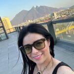 Violeta Isfel Instagram - Que orgullosa me siento de ser mexicana 🇲🇽 Gracias por tanto cariño #monterrey Disfrute cada momento y esta hermosa vista de su emblemático #cerrodelasilla ¿Qué foto te gusto más? ¿Ya conoces Monterrey? #violetaisfel #vestido #negro #tacones #lentes Escenario GNP Seguros