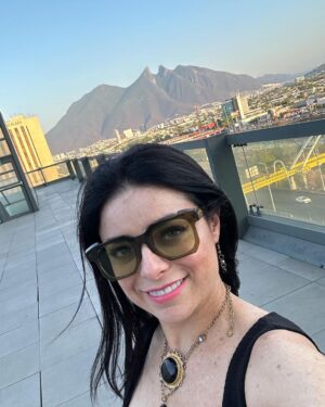 Violeta Isfel Instagram - Que orgullosa me siento de ser mexicana 🇲🇽 
Gracias por tanto cariño #monterrey 
Disfrute cada momento y esta hermosa vista de su emblemático #cerrodelasilla 

¿Qué foto te gusto más? 
¿Ya conoces Monterrey? 

#violetaisfel #vestido #negro #tacones #lentes