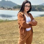 Violeta Isfel Instagram - En tus manos esta ser la mujer que tú quieras ser. Me miro en estas fotos y sólo puedo decir GRACIAS 🙏🏻 ¿Qué foto prefieres de la 1 a la 7? ¿Que nombre le pondrías a cada foto? #violetaisfel #amorpropio #lentes #cafe #lago #naturaleza #mujer La Marquesa