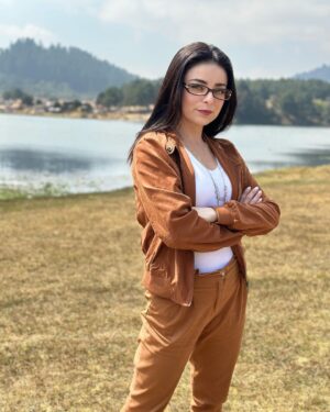 Violeta Isfel Instagram - En tus manos esta ser la mujer que tú quieras ser. 

Me miro en estas fotos y sólo puedo decir GRACIAS 🙏🏻 

¿Qué foto prefieres de la 1 a la 7? 
¿Que nombre le pondrías a cada foto? 

#violetaisfel #amorpropio #lentes #cafe #lago #naturaleza #mujer