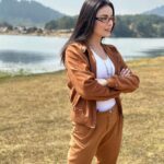Violeta Isfel Instagram - En tus manos esta ser la mujer que tú quieras ser. Me miro en estas fotos y sólo puedo decir GRACIAS 🙏🏻 ¿Qué foto prefieres de la 1 a la 7? ¿Que nombre le pondrías a cada foto? #violetaisfel #amorpropio #lentes #cafe #lago #naturaleza #mujer La Marquesa