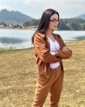 Violeta Isfel Instagram - En tus manos esta ser la mujer que tú quieras ser. 

Me miro en estas fotos y sólo puedo decir GRACIAS 🙏🏻 

¿Qué foto prefieres de la 1 a la 7? 
¿Que nombre le pondrías a cada foto? 

#violetaisfel #amorpropio #lentes #cafe #lago #naturaleza #mujer