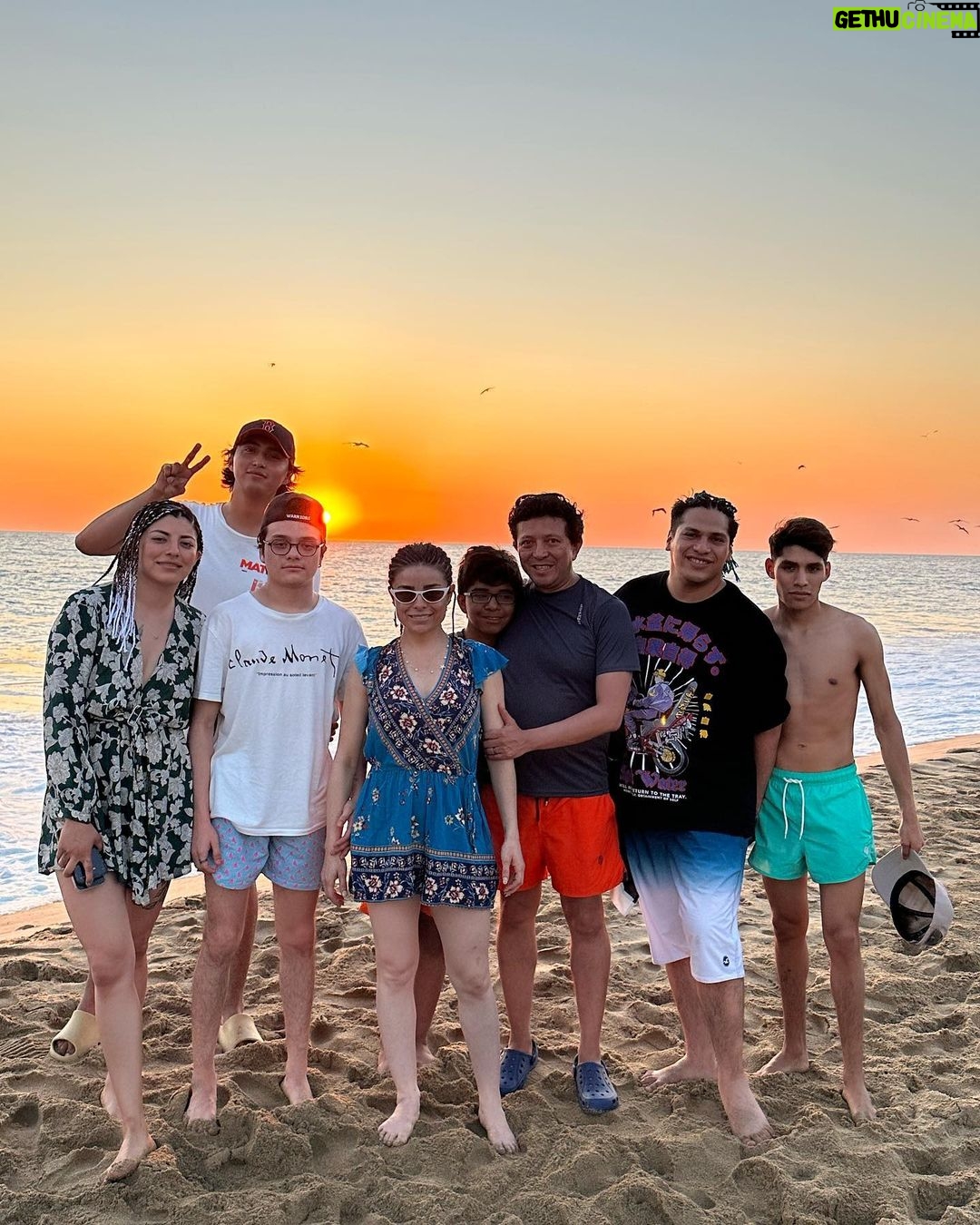 Violeta Isfel Instagram - Todo siempre es mejor en #Familia Amo a mi familia por elección ❤️ ¿Tu tienes familia por elección? #tbt #acapulco #piedelacuesta #coleccionandoexperiencias Pie De La Cuesta, Acapulco