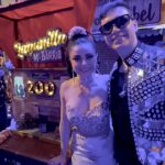 Violeta Isfel Instagram - @raymixmusic prendió la fiesta en @lagunillamb_ Gracias amigo mío por aceptar y venir a deleitarnos con tu sabrosa #electrocumbia. Que honor tenerte como nuestro padrino junto con @patomontes_pics #lalagunillaesdetodos Gracias a todo el equipo de vestuario, maquillaje, iluminación, audio, tramoya, producción, elenco, utileria, ensamble, a todos y cada uno gracias por compartir esta extraordinaria aventura llamada @lagunillamb_ Pero sobre todo, GRACIAS a ti que lees y decides venir, llenar el teatro y disfrutar de nuestra fiesta 🥳 “Lagunilla mi barrio”. ¡FELICES 200 representaciones! #violetaisfel #coleccionandoexperiencias ¿Ya viste la obra #LagunillaMiBarrio ? Centro Cultural Teatro 2
