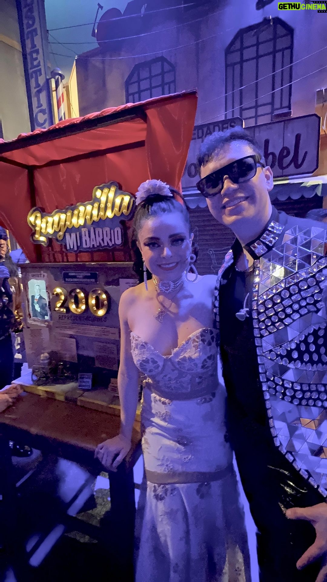 Violeta Isfel Instagram - @raymixmusic prendió la fiesta en @lagunillamb_ Gracias amigo mío por aceptar y venir a deleitarnos con tu sabrosa #electrocumbia. Que honor tenerte como nuestro padrino junto con @patomontes_pics #lalagunillaesdetodos Gracias a todo el equipo de vestuario, maquillaje, iluminación, audio, tramoya, producción, elenco, utileria, ensamble, a todos y cada uno gracias por compartir esta extraordinaria aventura llamada @lagunillamb_ Pero sobre todo, GRACIAS a ti que lees y decides venir, llenar el teatro y disfrutar de nuestra fiesta 🥳 “Lagunilla mi barrio”. ¡FELICES 200 representaciones! #violetaisfel #coleccionandoexperiencias ¿Ya viste la obra #LagunillaMiBarrio ? Centro Cultural Teatro 2