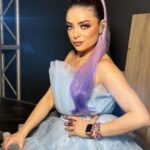 Violeta Isfel Instagram - Adoro poder ser también esta versión de mi, la que sube al escenario para dar un #concieto, sintiéndome toda una súper star. Y logro verme así gracias a mi súper equipo de maquillaje y peinado en @2000sxsiempre Maquillaje, de la extraordinaria @pamloyolamua Peinado del mejor @orlando_makeup ¡Son lo máximo! ¿Qué fotito te gustó más, 1, 2, 3 o 4? #violetaisfel #azul #morado #mujer Para quienes preguntan donde compré mis botas, aquí les dejo el perfil @diamondshoesmx ¿Te gustó mi #maquillaje 💄 y #peinado 💁🏻‍♀️? Auditorio La Isla Mérida