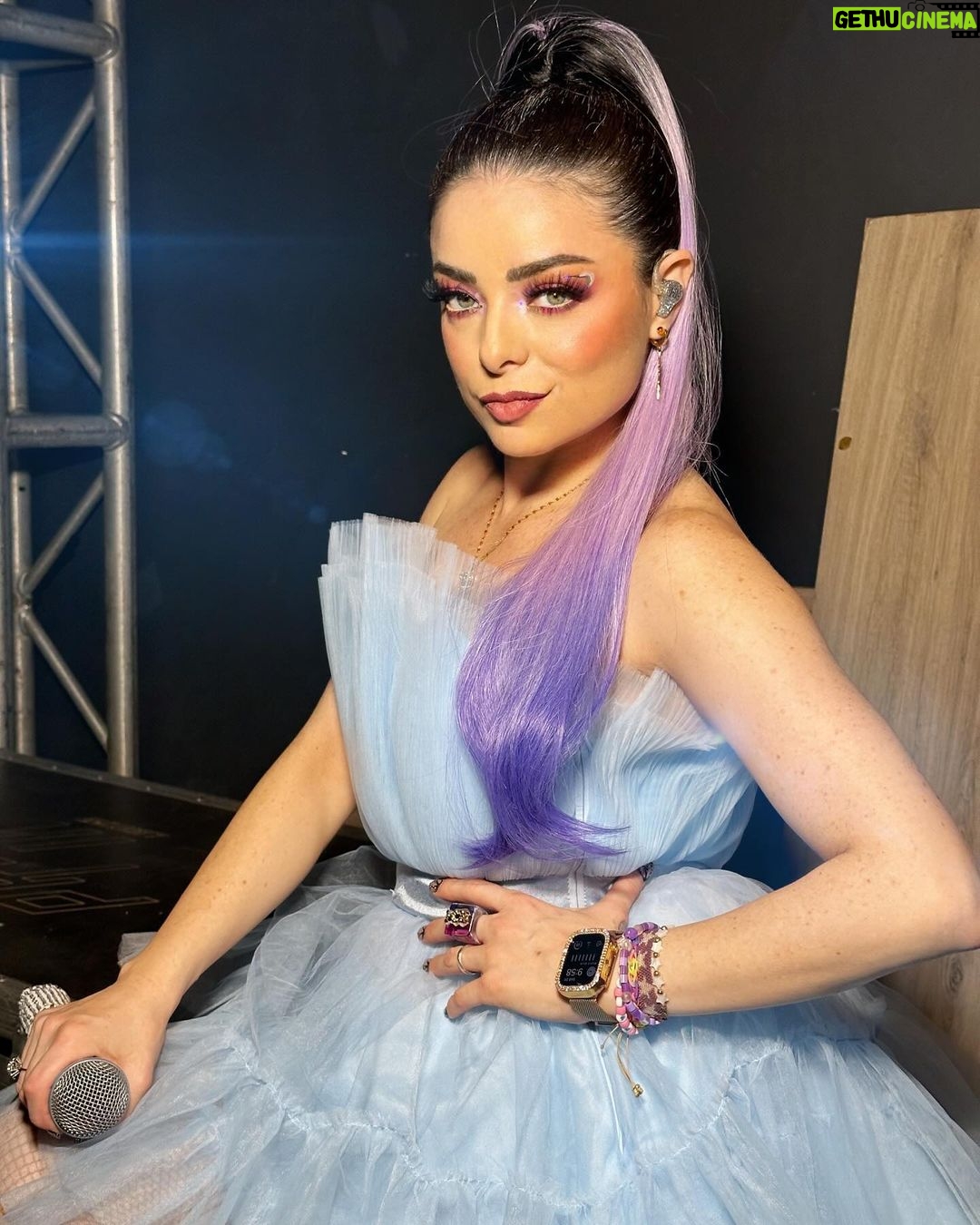 Violeta Isfel Instagram - Adoro poder ser también esta versión de mi, la que sube al escenario para dar un #concieto, sintiéndome toda una súper star. Y logro verme así gracias a mi súper equipo de maquillaje y peinado en @2000sxsiempre Maquillaje, de la extraordinaria @pamloyolamua Peinado del mejor @orlando_makeup ¡Son lo máximo! ¿Qué fotito te gustó más, 1, 2, 3 o 4? #violetaisfel #azul #morado #mujer Para quienes preguntan donde compré mis botas, aquí les dejo el perfil @diamondshoesmx ¿Te gustó mi #maquillaje 💄 y #peinado 💁🏻♀️? Auditorio La Isla Mérida