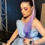 Violeta Isfel Instagram - Adoro poder ser también esta versión de mi, la que sube al escenario para dar un #concieto, sintiéndome toda una súper star. Y logro verme así gracias a mi súper equipo de maquillaje y peinado en @2000sxsiempre Maquillaje, de la extraordinaria @pamloyolamua Peinado del mejor @orlando_makeup ¡Son lo máximo! ¿Qué fotito te gustó más, 1, 2, 3 o 4? #violetaisfel #azul #morado #mujer Para quienes preguntan donde compré mis botas, aquí les dejo el perfil @diamondshoesmx ¿Te gustó mi #maquillaje 💄 y #peinado 💁🏻‍♀️? Auditorio La Isla Mérida