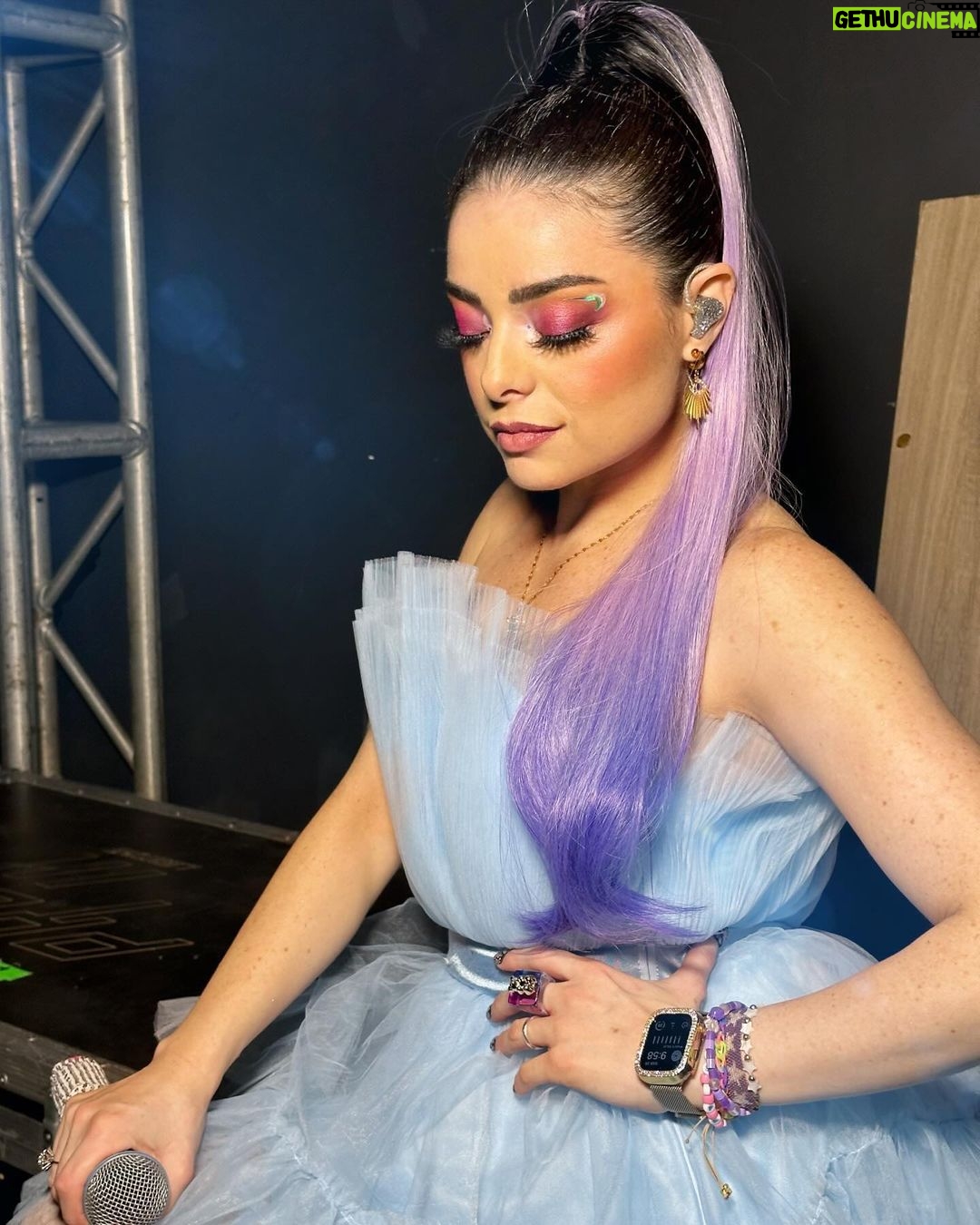 Violeta Isfel Instagram - Adoro poder ser también esta versión de mi, la que sube al escenario para dar un #concieto, sintiéndome toda una súper star. Y logro verme así gracias a mi súper equipo de maquillaje y peinado en @2000sxsiempre Maquillaje, de la extraordinaria @pamloyolamua Peinado del mejor @orlando_makeup ¡Son lo máximo! ¿Qué fotito te gustó más, 1, 2, 3 o 4? #violetaisfel #azul #morado #mujer Para quienes preguntan donde compré mis botas, aquí les dejo el perfil @diamondshoesmx ¿Te gustó mi #maquillaje 💄 y #peinado 💁🏻♀️? Auditorio La Isla Mérida
