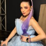 Violeta Isfel Instagram - Adoro poder ser también esta versión de mi, la que sube al escenario para dar un #concieto, sintiéndome toda una súper star. Y logro verme así gracias a mi súper equipo de maquillaje y peinado en @2000sxsiempre Maquillaje, de la extraordinaria @pamloyolamua Peinado del mejor @orlando_makeup ¡Son lo máximo! ¿Qué fotito te gustó más, 1, 2, 3 o 4? #violetaisfel #azul #morado #mujer Para quienes preguntan donde compré mis botas, aquí les dejo el perfil @diamondshoesmx ¿Te gustó mi #maquillaje 💄 y #peinado 💁🏻‍♀️? Auditorio La Isla Mérida