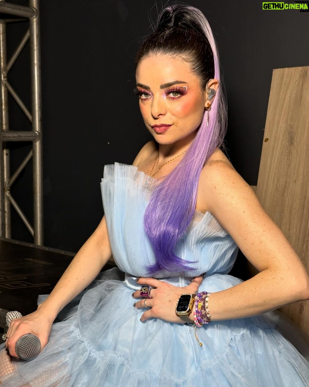 Violeta Isfel Instagram - Adoro poder ser también esta versión de mi, la que sube al escenario para dar un #concieto, sintiéndome toda una súper star. Y logro verme así gracias a mi súper equipo de maquillaje y peinado en @2000sxsiempre Maquillaje, de la extraordinaria @pamloyolamua Peinado del mejor @orlando_makeup ¡Son lo máximo! ¿Qué fotito te gustó más, 1, 2, 3 o 4? #violetaisfel #azul #morado #mujer Para quienes preguntan donde compré mis botas, aquí les dejo el perfil @diamondshoesmx ¿Te gustó mi #maquillaje 💄 y #peinado 💁🏻♀️? Auditorio La Isla Mérida