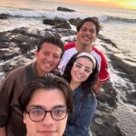 Violeta Isfel Instagram - Tenía estas fotitos y videos guardados, hoy quise compartirlos. Agradezco vivir y disfrutar de la hermosa familia que somos. 🫶🏻 Les amo ❤️ esposhito @rb7802 hijo @omar.isfel y hermano @charlypinedajr Gracias #mazatlan por mostrarnos tus hermosos colores, la banda sinaloense en la playa, las pulmonías y hermoso #mar 🌊 #violetaisfel #recuerdos #familia El Malecon Mazatlan Sinaloa