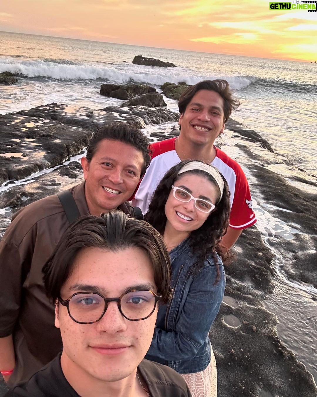 Violeta Isfel Instagram - Tenía estas fotitos y videos guardados, hoy quise compartirlos. Agradezco vivir y disfrutar de la hermosa familia que somos. 🫶🏻 Les amo ❤️ esposhito @rb7802 hijo @omar.isfel y hermano @charlypinedajr Gracias #mazatlan por mostrarnos tus hermosos colores, la banda sinaloense en la playa, las pulmonías y hermoso #mar 🌊 #violetaisfel #recuerdos #familia El Malecon Mazatlan Sinaloa