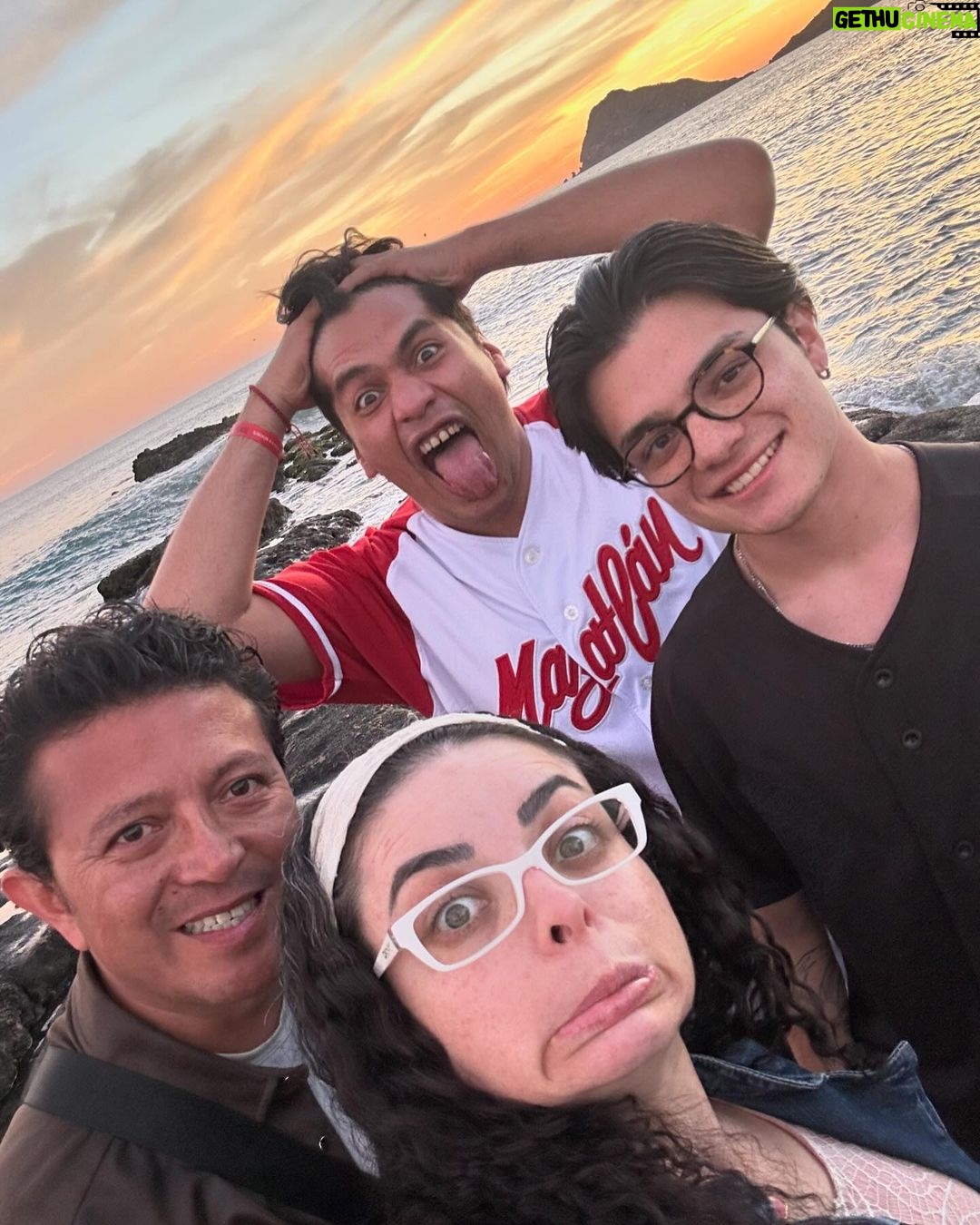 Violeta Isfel Instagram - Tenía estas fotitos y videos guardados, hoy quise compartirlos. Agradezco vivir y disfrutar de la hermosa familia que somos. 🫶🏻 Les amo ❤️ esposhito @rb7802 hijo @omar.isfel y hermano @charlypinedajr Gracias #mazatlan por mostrarnos tus hermosos colores, la banda sinaloense en la playa, las pulmonías y hermoso #mar 🌊 #violetaisfel #recuerdos #familia El Malecon Mazatlan Sinaloa