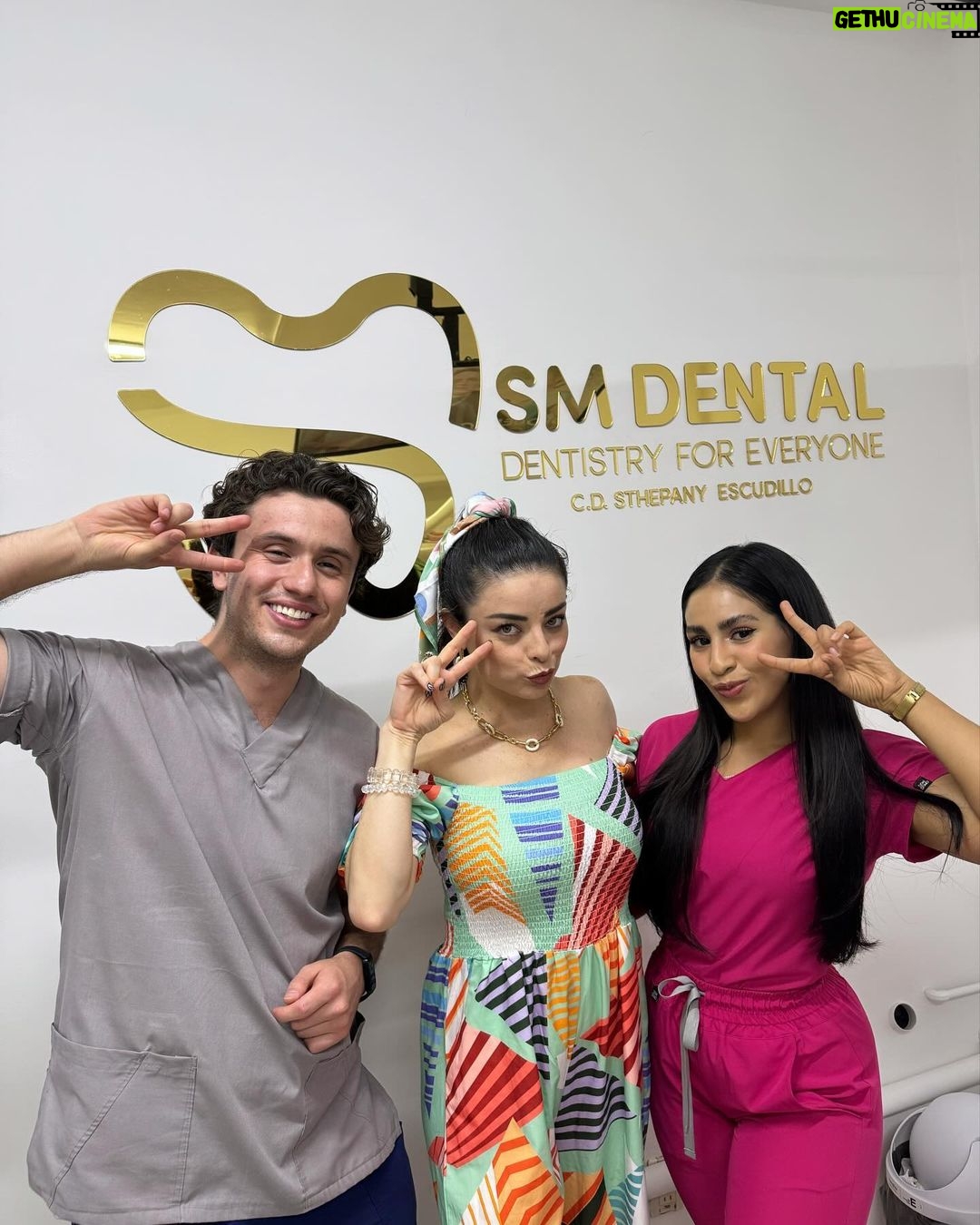 Violeta Isfel Instagram - ¡Qué emoción! Gracias @iamstheph por diseñarme una sonrisa tan DIVINA ✌🏻 ¡ME ENCANTÓ! 🫶🏻 Si quieres una sonrisa tan #divina como la mía, aquí te dejo el número para que pidas tu cita por #whatsapp📲 33 24 02 57 57 #violetaisfel #divina #sonrisa #dentista #gdl ¿Te gusta mi nueva sonrisa? Guadalajara, Mexico