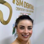 Violeta Isfel Instagram - ¡Qué emoción! Gracias @iamstheph por diseñarme una sonrisa tan DIVINA ✌🏻 ¡ME ENCANTÓ! 🫶🏻 Si quieres una sonrisa tan #divina como la mía, aquí te dejo el número para que pidas tu cita por #whatsapp📲 33 24 02 57 57 #violetaisfel #divina #sonrisa #dentista #gdl ¿Te gusta mi nueva sonrisa? Guadalajara, Mexico