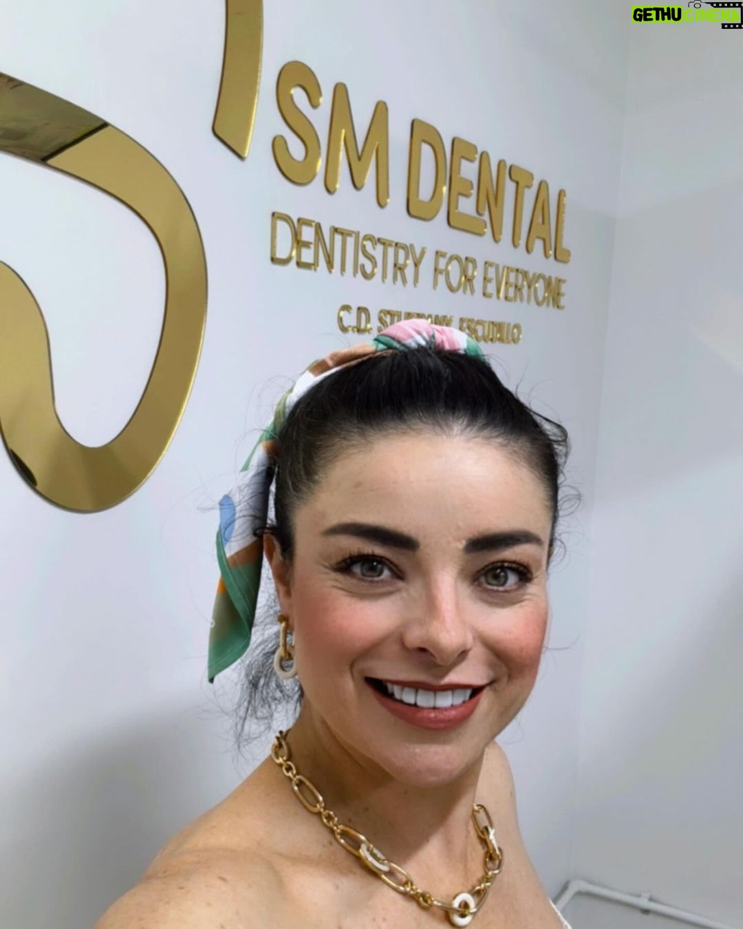 Violeta Isfel Instagram - ¡Qué emoción! Gracias @iamstheph por diseñarme una sonrisa tan DIVINA ✌🏻 ¡ME ENCANTÓ! 🫶🏻 Si quieres una sonrisa tan #divina como la mía, aquí te dejo el número para que pidas tu cita por #whatsapp📲 33 24 02 57 57 #violetaisfel #divina #sonrisa #dentista #gdl ¿Te gusta mi nueva sonrisa? Guadalajara, Mexico