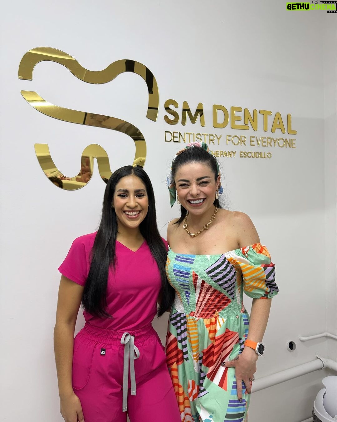 Violeta Isfel Instagram - ¡Qué emoción! Gracias @iamstheph por diseñarme una sonrisa tan DIVINA ✌🏻 ¡ME ENCANTÓ! 🫶🏻 Si quieres una sonrisa tan #divina como la mía, aquí te dejo el número para que pidas tu cita por #whatsapp📲 33 24 02 57 57 #violetaisfel #divina #sonrisa #dentista #gdl ¿Te gusta mi nueva sonrisa? Guadalajara, Mexico