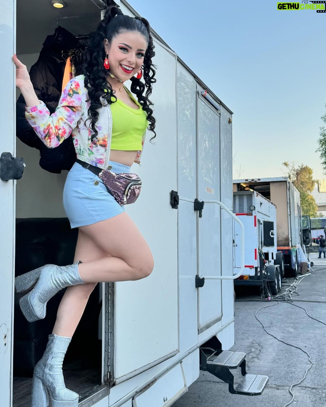 Violeta Isfel Instagram - Agradecida con la Divinidad por formar parte de este extraordinario y divertido proyecto @principebarriof 2ª temporada dando vida a #POLLY Recuerda que puedes ver “El Principe del barrio” 1ª temporada en @vix Gracias @maria.nogueron por esta hermosa y divertida oportunidad. ¿Ya conoces a Polly? Del 1 al 10 ¿Cuál es tu foto favorita? #VioletaIsfel #coleccionandoexperiencias #actriz #comedia #méxico ¿Ya viste “EL Príncipe del barrio”? Mexico City, Mexico