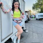 Violeta Isfel Instagram - Agradecida con la Divinidad por formar parte de este extraordinario y divertido proyecto @principebarriof 2ª temporada dando vida a #POLLY Recuerda que puedes ver “El Principe del barrio” 1ª temporada en @vix Gracias @maria.nogueron por esta hermosa y divertida oportunidad. ¿Ya conoces a Polly? Del 1 al 10 ¿Cuál es tu foto favorita? #VioletaIsfel #coleccionandoexperiencias #actriz #comedia #méxico ¿Ya viste “EL Príncipe del barrio”? Mexico City, Mexico