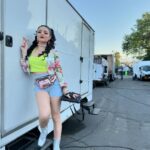 Violeta Isfel Instagram - Agradecida con la Divinidad por formar parte de este extraordinario y divertido proyecto @principebarriof 2ª temporada dando vida a #POLLY Recuerda que puedes ver “El Principe del barrio” 1ª temporada en @vix Gracias @maria.nogueron por esta hermosa y divertida oportunidad. ¿Ya conoces a Polly? Del 1 al 10 ¿Cuál es tu foto favorita? #VioletaIsfel #coleccionandoexperiencias #actriz #comedia #méxico ¿Ya viste “EL Príncipe del barrio”? Mexico City, Mexico