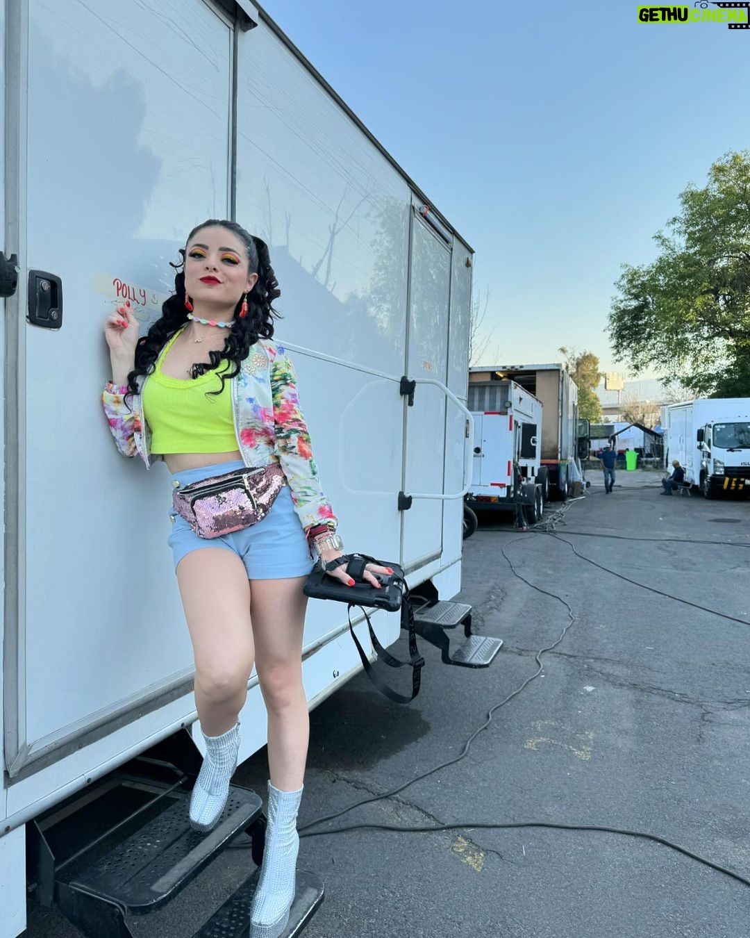 Violeta Isfel Instagram - Agradecida con la Divinidad por formar parte de este extraordinario y divertido proyecto @principebarriof 2ª temporada dando vida a #POLLY Recuerda que puedes ver “El Principe del barrio” 1ª temporada en @vix Gracias @maria.nogueron por esta hermosa y divertida oportunidad. ¿Ya conoces a Polly? Del 1 al 10 ¿Cuál es tu foto favorita? #VioletaIsfel #coleccionandoexperiencias #actriz #comedia #méxico ¿Ya viste “EL Príncipe del barrio”? Mexico City, Mexico