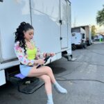 Violeta Isfel Instagram - Agradecida con la Divinidad por formar parte de este extraordinario y divertido proyecto @principebarriof 2ª temporada dando vida a #POLLY Recuerda que puedes ver “El Principe del barrio” 1ª temporada en @vix Gracias @maria.nogueron por esta hermosa y divertida oportunidad. ¿Ya conoces a Polly? Del 1 al 10 ¿Cuál es tu foto favorita? #VioletaIsfel #coleccionandoexperiencias #actriz #comedia #méxico ¿Ya viste “EL Príncipe del barrio”? Mexico City, Mexico