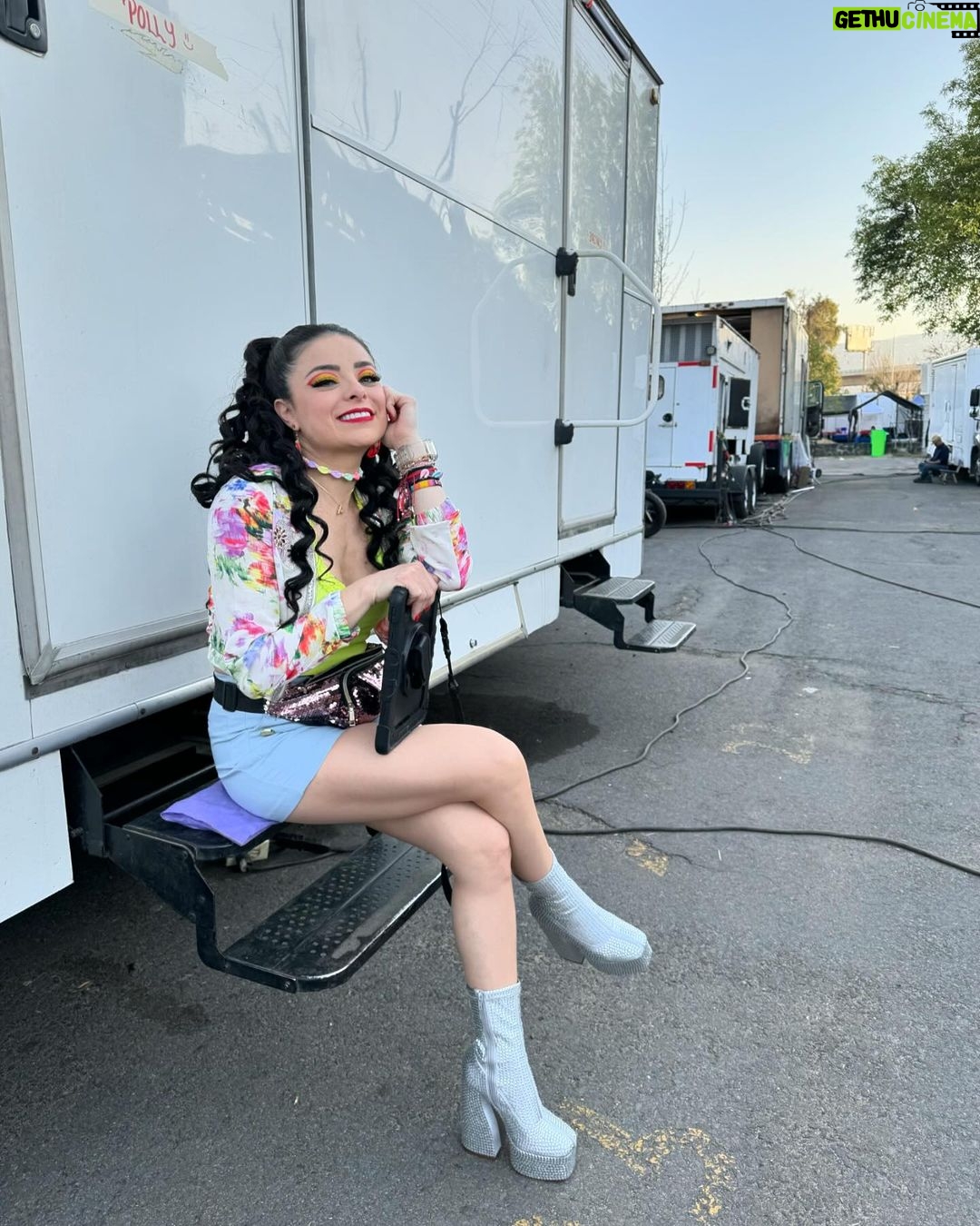 Violeta Isfel Instagram - Agradecida con la Divinidad por formar parte de este extraordinario y divertido proyecto @principebarriof 2ª temporada dando vida a #POLLY Recuerda que puedes ver “El Principe del barrio” 1ª temporada en @vix Gracias @maria.nogueron por esta hermosa y divertida oportunidad. ¿Ya conoces a Polly? Del 1 al 10 ¿Cuál es tu foto favorita? #VioletaIsfel #coleccionandoexperiencias #actriz #comedia #méxico ¿Ya viste “EL Príncipe del barrio”? Mexico City, Mexico