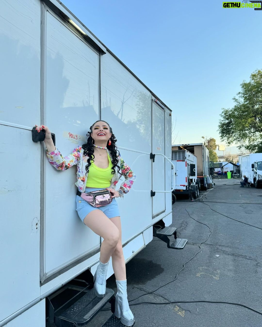 Violeta Isfel Instagram - Agradecida con la Divinidad por formar parte de este extraordinario y divertido proyecto @principebarriof 2ª temporada dando vida a #POLLY Recuerda que puedes ver “El Principe del barrio” 1ª temporada en @vix Gracias @maria.nogueron por esta hermosa y divertida oportunidad. ¿Ya conoces a Polly? Del 1 al 10 ¿Cuál es tu foto favorita? #VioletaIsfel #coleccionandoexperiencias #actriz #comedia #méxico ¿Ya viste “EL Príncipe del barrio”? Mexico City, Mexico
