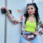 Violeta Isfel Instagram - Agradecida con la Divinidad por formar parte de este extraordinario y divertido proyecto @principebarriof 2ª temporada dando vida a #POLLY Recuerda que puedes ver “El Principe del barrio” 1ª temporada en @vix Gracias @maria.nogueron por esta hermosa y divertida oportunidad. ¿Ya conoces a Polly? Del 1 al 10 ¿Cuál es tu foto favorita? #VioletaIsfel #coleccionandoexperiencias #actriz #comedia #méxico ¿Ya viste “EL Príncipe del barrio”? Mexico City, Mexico