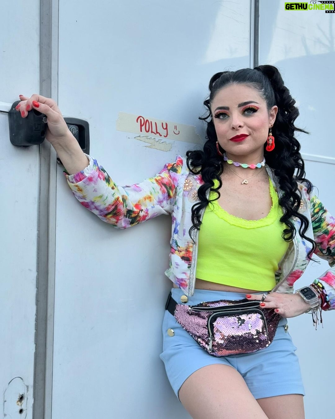 Violeta Isfel Instagram - Agradecida con la Divinidad por formar parte de este extraordinario y divertido proyecto @principebarriof 2ª temporada dando vida a #POLLY Recuerda que puedes ver “El Principe del barrio” 1ª temporada en @vix Gracias @maria.nogueron por esta hermosa y divertida oportunidad. ¿Ya conoces a Polly? Del 1 al 10 ¿Cuál es tu foto favorita? #VioletaIsfel #coleccionandoexperiencias #actriz #comedia #méxico ¿Ya viste “EL Príncipe del barrio”? Mexico City, Mexico