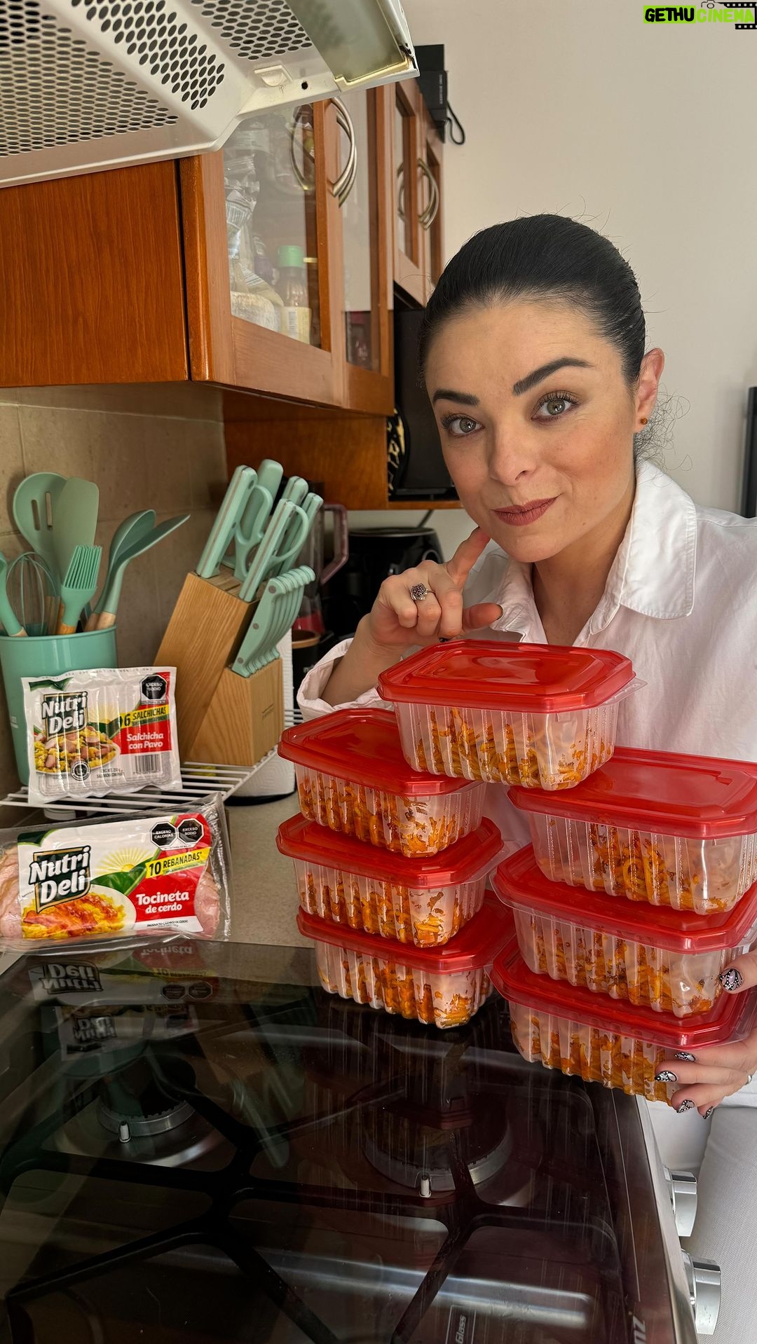 Violeta Isfel Instagram - ¡Heeeey mis amores! Mi secreto mejor guardado para cocinar rápido y saludable siempre será #Nutrideli, mi aliado en la cocina para ahorrar tiempo. #alimentatesanamente #publicidad Mexico City, Mexico
