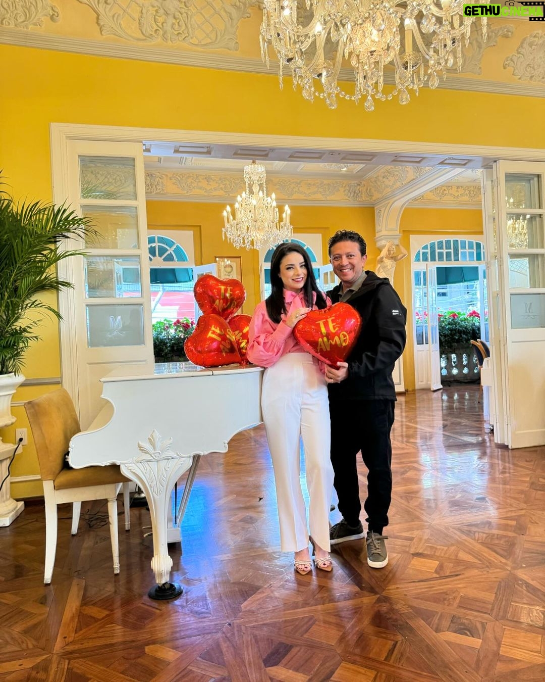 Violeta Isfel Instagram - ¡Esposhiiiiiiitoooooooo! Gracias, gracias, gracias. Por llegar, por amarme, por cuidarme, por ser el extraordinario amoroso hombre que eres. La Divinidad se manifiesta a través del gran hombre que eres, gracias por llenar de luz este viaje llamado vida que puedo experimentar disfrutando a tu lado cualquier aventura que nuestra Divinidad quiera proponer. TE AMO ❤️ Es hermoso que sigas, dejándome sin aliento, sin palabras y que siga profundamente enamorada de ti. ¡FELIZ DÍA DEL AMOR 🥰! Mexico City, Mexico