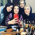 Vishka Asayesh Instagram - وقتی میخوای عکس دست جمعی تو آینه گریم بگیری و بلد نیستی کجا رو نگاه کنی ( که البته خرابکار خودم بودم 🙈🤣) با ستاره و مارال و آرزو و مونا سر صحنه نهنگ آبی ❤