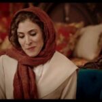 Vishka Asayesh Instagram - خب کامی ژوون اول گفت چیزی نمیخواد چرا اصرار میکنی ژاله😁 ورق بزنید : پشت صحنه #دراکولا و سکانس گرفته شده🤩 Video @hossein_soleymanifard