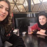 Vishka Asayesh Instagram – بهترين مامان دنيا ❤️
بچه كه بودم سر بوسيدن مامانم با خواهرم كشتى ميگرفتم كه بعد از من نره مامانم رو ببوسه چون نميخواستم بوسم از رو صورتش پاك بشه🤪😬
پ ن: حالا بگين “ميس 
آنا” معلم كدوماتون بوده؟