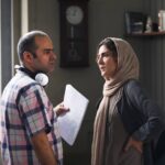 Vishka Asayesh Instagram - «گورکن» بهترین فیلم "جشنواره‌ آستین آمریکا" شد کاظم ملایی نویسنده فیلم سینمایی «گورکن»، جایزه‌ بهترین فیلم داستانی را از «بیست و هفتمین جشنواره‌ فیلم آستین آمریکا» دریافت کرد. 😍 شب گذشته بیست و هفتمین جشنواره‌ فیلم آستین آمریکا برگزیدگان خود را شناخت و فیلم سینمایی «گورکن» به نویسندگی و کارگردانی کاظم ملایی و به تهیه‌کنندگی سینا سعیدیان توانست در بخش آثار سینمایی داستانی، جایزه‌ بهترین فیلم را از این رویداد معتبر فیلمنامه‌نویسان دریافت کند. جشنواره‌ فیلم آستین معروف به جشنواره‌ فیلمنامه‌نویسان دنیاست که از سال ۱۹۹۴ میلادی در ایالت تگزاس آمریکا پایه‌گذاری شده است. این جشنواره هر ساله با برگزاری کارگاه‌ها، ورک‌شاپ‌ها و پنل‌های تخصصی در حوزه‌ی فیلمنامه‌نویسی، تلاش بر مشارکت سازنده و خلاقانه‌ نویسندگان و فیلم‌نامه‌نویسان سینمای جهان دارد و آنرا «گردهمایی اصلی فیلم‌نامه‌نویسان سینما» لقب داده‌اند. . امسال بیست و هفتمین جشنواره‌ و کنفرانس بین‌المللی فیلم آستین از ۲۲ تا ۲۹ اکتبر ۲۰۲۰ (۱ تا ۸ آبان‌ماه ۹۹) در شهر آستین آمریکا بصورت آنلاین برگزار گردید. #austinfilmfestival