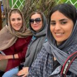 Vishka Asayesh Instagram - پشت صحنه آدمهای زیادی هستن که خیلی بی سر و صدا و بدون حاشیه زحمت میکشن که فقط ما و کارمون درست انجام بشه و بهتر دیده بشه این دو نفر جزو اونها هستن💖 پ.ن ثبت لحظه های قشنگ زیر سر مریم‌ خانمه 😍 @maryamrazavii