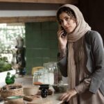 Vishka Asayesh Instagram - «گورکن» امروز در جشنواره شانگهای به نمایش درمی‌آید فیلم سینمایی «گورکن» امروز در نخستین نمایش جهانی خود در بخش استعدادهاى جوان آسيایی «بیست و سومین جشنواره‌ی فیلم شانگهای چین» به نمایش درمی‌آید. به گزارش روابط عمومی پروژه، فیلم سینمایی «گورکن» به کارگردانی کاظم ملایی و به تهیه‌کنندگی سینا سعیدیان امروز دوشنبه ۲۷ جولای در نخستین نمایش جهانی خود، در سالن شماره ۳ مرکز هنری فیلم شانگهای به نمایش درخواهد آمد. این فیلم هفته‌ آینده نیز (یکشنبه ۱۲ مرداد) در سالن بزرگ مرکز هنری FANCL برای بار دوم روی پرده خواهد رفت. بیست و سومین جشنواره فیلم شانگهای از ٤ تا ١٢ مرداد (٢٥ جولاى تا ٢ آگوست)، بصورت ترکیبی از رویدادهای فيزيكال و مجازى و نيز سينماى فضاى باز برگزار شده و در مجموع نزدیک به ۴۰۰ فیلم در چهل سينماى شهر شانگهاى به نمايش خواهد گذاشت. امسال جشنواره شانگهای به علت مشكلات ناشى از شيوع ويروس كرونا هيچ مهمان خارجى نداشته و حتی داورى و مراسم اعطاى جايزه در دو بخش رقابتى استعدادهای جوان آسیایی و جام طلایی نیز برگزار نمی‌شود. مخاطبان برای ورود به سالن‌های سینما ملزم به داشتن ماسک هستند و پیش از ورود به سالن‌ها نیز مورد تب سنجی قرار می‌گیرند. از سینمای ایران به غیر از «گورکن»، «نجيبه» ساخته مصطفى گندم كار در بخش «استعدادهاى جوان آسيایی»، «من اينجا هستم» ساخته عباس امينى و فيلم كوتاه «خرچنگ» ساخته شيوا صادق اسدى در بخش «جام طلایی»، و «مترى شيش و نيم» ساخته سعيد روستايى و «پيرمردها نمى ميرند» ساخته رضا جمالى نیز در بخش «چشم انداز بین‌الملل» روی پرده خواهند رفت. مروری بر آثار فدريكو فلينى (نسخه‌های بازسازى شده با كيفيت 4K) و مروری بر آثار كلود شابرول و نيز نمایش هشت قسمت «هرى پاتر» از دیگر بخش‌های جذاب این رویداد معتبر سینمایی به شمار می‌آیند.
