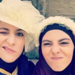 Vishka Asayesh Instagram – به ياد ديوار به ديوار 
يادمون نره خاور خانم از بچگى وسط خواننده ها بزرگ شده🤪