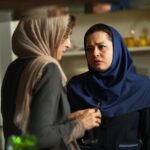 Vishka Asayesh Instagram - نمایش «گورکن» در «پنج دریاچه» آلمان فیلم سینمایی «گورکن» در بخش بهترین‌های جشنواره بین‌المللی فیلم «پنج دریاچه» آلمان به نمایش درمی‌آید. فیلم سینمایی «گورکن» به نویسندگی و کارگردانی کاظم ملایی و تهیه‌کنندگی سینا سعیدیان، سوم و هفتم شهریورماه 1400 (25 و 29 آگوست) در سه نوبت در بخش بهترین‌های «پانزدهمین جشنواره بین‌المللی فیلم پنج دریاچه» در کشور آلمان به نمایش در می‌آید. فیلم‌های «پدر» (برنده اسکار فیلمنامه اقتباسی و اسکار بازیگری مرد 2021)، «مردی که پوستش را فروخت» (برگزیده ونیز 2020 و نامزد اسکار بهترین فیلم خارجی 2021)، «اولین گاو» (نامزد خرس طلایی برلین2020)، «عوامل انسانی» (نامزد ساندنس و برلین 2021)، «موفقیت بزرگ» (منتخب کن 2020)، «مادر کوچک» (نامزد خرس طلایی برلین، منتخب تورنتو2021)، «واندای شگفت انگیز من» (برگزیده ترایبکا، ونکوور، زوریخ 2020)، «هیچ کجای ویژه» (افق‌های ونیز، برگزیده ورشو 2020)، «نه» (نامزد کارلووی‌واری 2021)، «سواران عدالت» (منتخب روتردام 2021)، «خیاط» (منتخب تالین و برگزیده تسالونیکی 2020)، «ببرها» (نامزد رُم و برگزیده بوسان 2020) و «وقتی به آسمان نگاه می‌کنیم چه می‌بینیم؟» (برگزیده فیپرشی برلین 2021) از جمله آثار شاخص بخش بهترین‌های این جشنواره است. در بخش بهترین‌های جشنواره به غیر از گورکن»، فیلم‌های «خورشید» (مجید مجیدی)، «قصیده گاو سفید» (بهتاش صناعی‌ها) و «شیطان وجود ندارد» (محمد رسول‌اف) نیز به عنوان دیگر نمایندگان سینمای ایران برای کسب جایزه‌ تماشاگران با یکدیگر به رقابت می‌پردازند. پانزدهمین جشنواره‌ فیلم پنج دریاچه (Five Lakes Film Festival) از تاریخ 18 تا 30 آگوست 2021 (27 مرداد تا 8 شهریور 1400) بصورت حضوری در شهر مونیخ آلمان برگزار می‌شود و کاظم ملایی 25 آگوست پس از نخستین نمایش فیلم، بصورت آنلاین با حضار به گفت‌وگو خواهد نشست. «گورکن» این روزها در ایران در پلتفرم‌های «نماوا» و «فیلیمو» بصورت آنلاین درحال اکران است و مخاطبان خارج از کشور نیز می‌توانند این فیلم را با زیرنویس انگلیسی در پلتفرم «تلویکا» تماشا کنند.