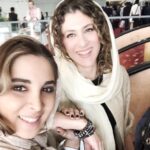 Vishka Asayesh Instagram - به ياد روزهاى قبل كرونا حال اين عكس رو دوست دارم😊🤩 با پرديس عزيز جشنواره بين المللى فجر .... و حالا در خانه ميمانيم