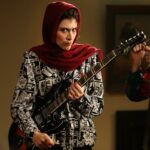 Vishka Asayesh Instagram - صحنه ايى از نهنگ عنبر٢ فرناز در حال گيتار زدن ولى راحت ميتونستم زامبى باشم نه؟🤣به مناسبت Halloween 🎃 #zombie #halloween