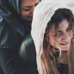 Vishka Asayesh Instagram - يكى از صحنه هاى خيلى سخت فيلم سينمايى "گوركن" به كارگردانى كاظم ملايى عزيز كه براش خيلى انرژى گذاشتيم 🙈😊 شكار لحظه: @yousefabdolrezaei و حالا اولين نمايش فيلم در جشنواره فيلم شانگهاى خب بازم هورااااا داره ديگه نه؟🤩