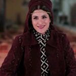 Vishka Asayesh Instagram - ✅ مصاحبه با ویشکا آسایش درباره حضورش در سریال روزی روزگاری مریخ: خودم یک آدم فضایی هستم در جلد انسان! 😄 📌 ویشکا آسایش در سومین حضور خود در مجموعه‌ای درشبکه نمایش خانگی بار دیگر در نقشی دیدنی ظاهر شده و با بازی و طنازی‌های مخصوص به خود در همین چند قسمت اول سریال، تصویر به‌یادماندنی و دوست‌داشتنی از لونا پر شر و شور روزی روزگاری مریخ برای تماشاگران این سریال خلق کرده‌ است. او علاوه بر لونا در نقش مادر لونا هم در این سریال نقش‌آفرینی می‌کند. 💥 به بهانه پخش مجدد سریال روزی روزگاری مریخ با او درباره کاراکترش و حال و هوای مریخ ۱۷۷۶ گفت‌وگو کرده‌ایم. @filimoshot ‌ ‌ ‌ ‌ ‌ ‌ #صباایده #فیلیمو #فیلیموشات ‌ #ویشکا_آسایش #مریخ #گفتگو #مصاحبه #لونا @filimoshot