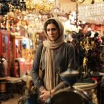 Vishka Asayesh Instagram - بعضی خبرهای خوب هر چقدر هم خوشحالیش کوتاه باشه تا مدتها روی ابرها نگهت میداره و باهاش کلی خیال پردازی میکنی و یه کوچولو پز میدی 😁 دیشب شنیدم نامزد "بهترین بازیگر زن" در جشنواره کوینز ورلد آمریکا برای بازی در فیلم سینمایی "گورکن" به کارگردانی کاظم ملایی عزیز شدم. ( این قسمت خوشحالی و پز) اماخیلی زود فهمیدم که جایزه رو بازیگر دیگه ایی برده. ( اینم قسمت غصه اش)😫 ولی همینکه بازی ام دیده شده و نامزدم کردن خوشحالیش هنوز منو رو ابرها نگه داشته😄 ☁️ پ.ن : فعلا تا اطلاع ثاانوی رو ابرها می‌مانم 😅