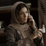 Vishka Asayesh Instagram - نمايى از فيلم سينمايى گوركن 🎬 کاظم ملایی: «گورکن» داستان های جنون و شیدایی دارد . کاظم ملایی که دومین فیلم بلند سینمایی خود را با نام «گورکن» به‌تهیه‌کنندگی سینا سعیدیان جلوی دوربین برده است، در خصوص فضای این فیلم گفت: مخاطب برای من اهمیت بسیار زیادی دارد و همیشه با خودم فکر می‌کنم چگونه می‌توان سینمای شخصی خود را حفظ کرد ولی در کنارش مخاطب زیادی را هم با خود همراه کرد. . «گورکن» و «کوپال» هر دو در یک باشگاه فکری هستند. جهان هر دو فیلم شبیه به هم هستند ولی دنیای داستان هر کدام، متفاوت است. «گورکن» در ظاهر قصه‌ زمینی‌تر و آدم‌های آشناتری دارد ولی در بطن داستان همان جنون و شیدایی «کوپال» در آن موج می‌زند. ولی «گورکن» بر خلاف «کوپال» تک لوکیشن و تک بازیگر نیست و این موارد، شاخصه‌هایی هستند که در جذب و همراهی مخاطب اهمیت بسیار زیادی دارد. . او درباره این که فضای تولید چقدر به رسیدن به این جهان شخصی کمک کرده و دغدغه‌هایی که برای اجرا دارد، چقدر تابع شرایط تولید است، می‌گوید: در شرایط سخت سینمای ایران که بیشتر جاهایی مثل اوج، سرمایه‌ ساخت آثار بیگ پروداکشن را می‌پردازند و تهیه‌کننده‌های بخش‌ خصوصی هم روز به روز محتاط‌تر و نگران‌تر می‌شوند، «سینا سعیدیان» به عنوان یک تهیه‌کننده‌ بخش خصوصی و غیروابسته‌، تمام تلاش خود را می‌کند تا در تهیه و تولید یک فیلم مستقل و درست شریک باشد و این بسیار برای من باارزش و مغتنم است و طبیعتا موجب همراهی و صبوری من در لحظات سخت تولید می‌شود. . ملایی در ارتباط با این که این بار چقدر نسبت به «کوپال» شرایط برایش مطلوب بوده، اظهار داشت: من در «کوپال» به عنوان کارگردان و تهیه‌کننده مسئولیت و تعهد بسیار بیشتری داشتم ولی الان در «گورکن» حواسم صرفا روی کارگردانی کار متمرکز است ولی این نکته هم وجود دارد که «گورکن» تولید بسیار سخت‌تری نسبت به «کوپال» دارد و همان طور که گفتم از مهم‌ترین تفاوت‌های آن، تعدد بازیگر و لوکیشن است که بی‌شک انرژی و توان بسیار زیادی از یک کارگردان می‌گیرد. . فیلم‌برداری فیلم سینمایی «گورکن» به کارگردانی کاظم ملایی در تهران ادامه دارد و پیش‌بینی می‌شود برای نخستین بار در جشنواره فیلم فجر رونمایی شود. . ویشکا آسایش، حسن معجونی، مهراوه شریفی‌نیا، بهنوش بختیاری، رضا بهبودی، مهدی حسینی‌نیا، سیاوش چراغی‌پور، یدالله شادمانی و گوهر خیراندیش بازیگران «گورکن» هستند. . عکس: یوسف عبدالرضایی